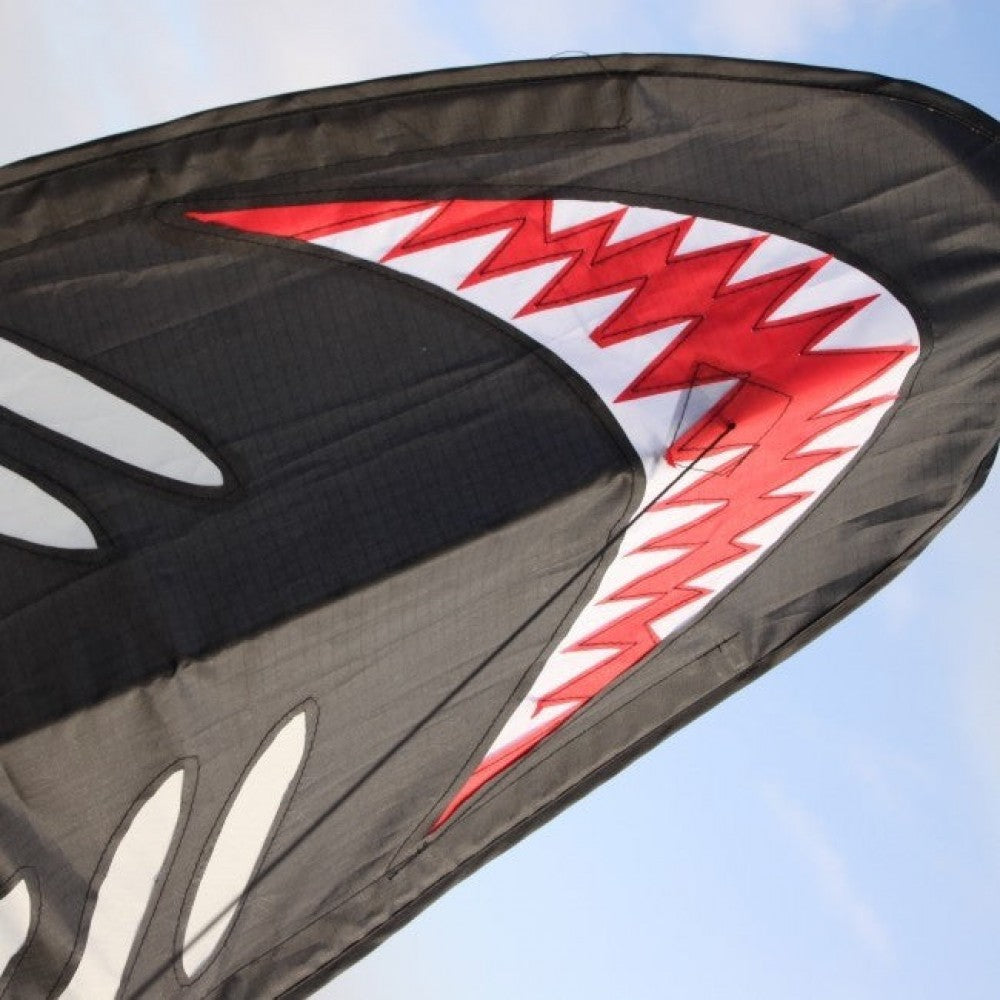 Sammy Shark har store tænder. Tænderne er lavet ved det hvide og røde zigzag mønster henover Sammy Sharks mund.