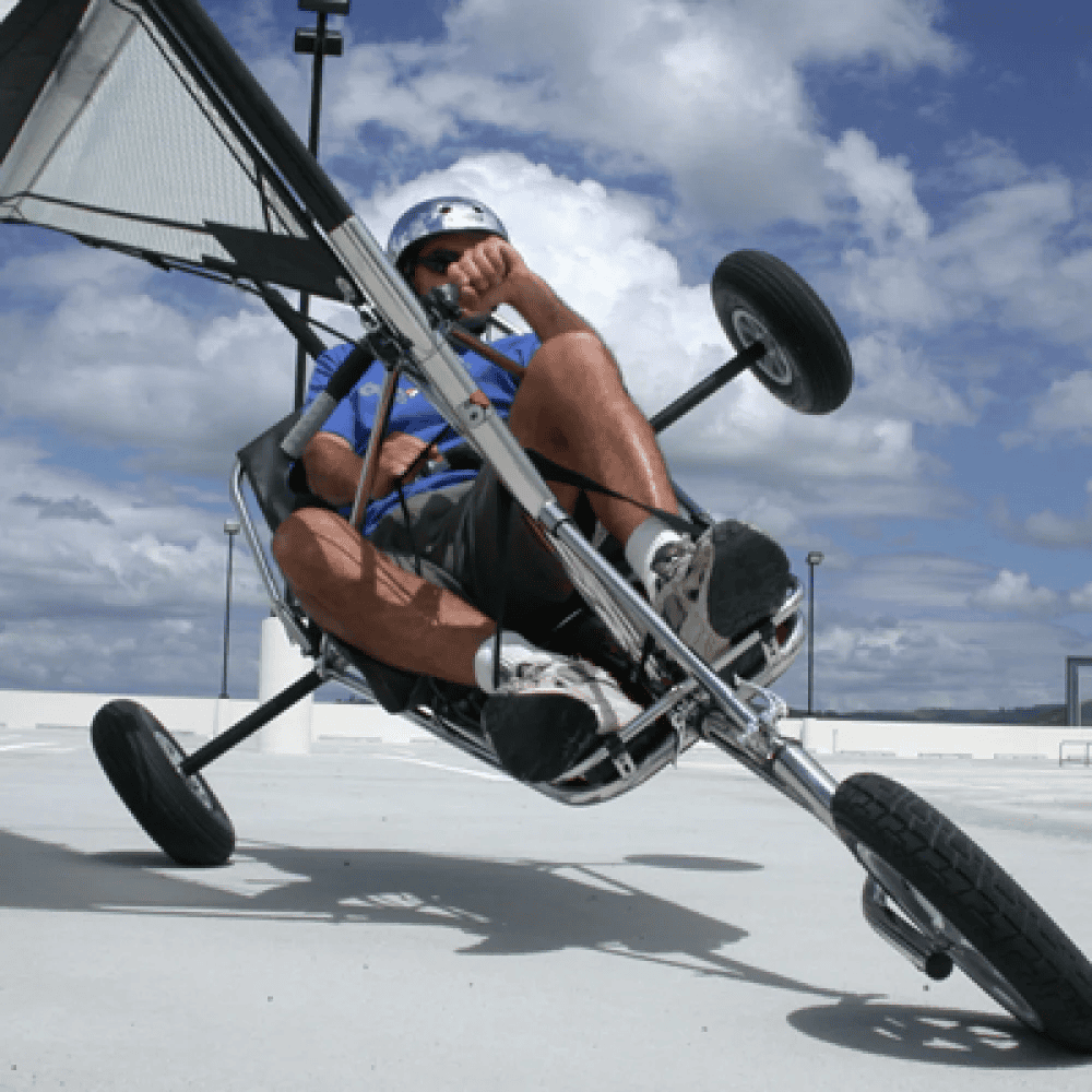 Person køre i en Blokart Pro. Han tager svinget med fart på og kommer op på to hjul