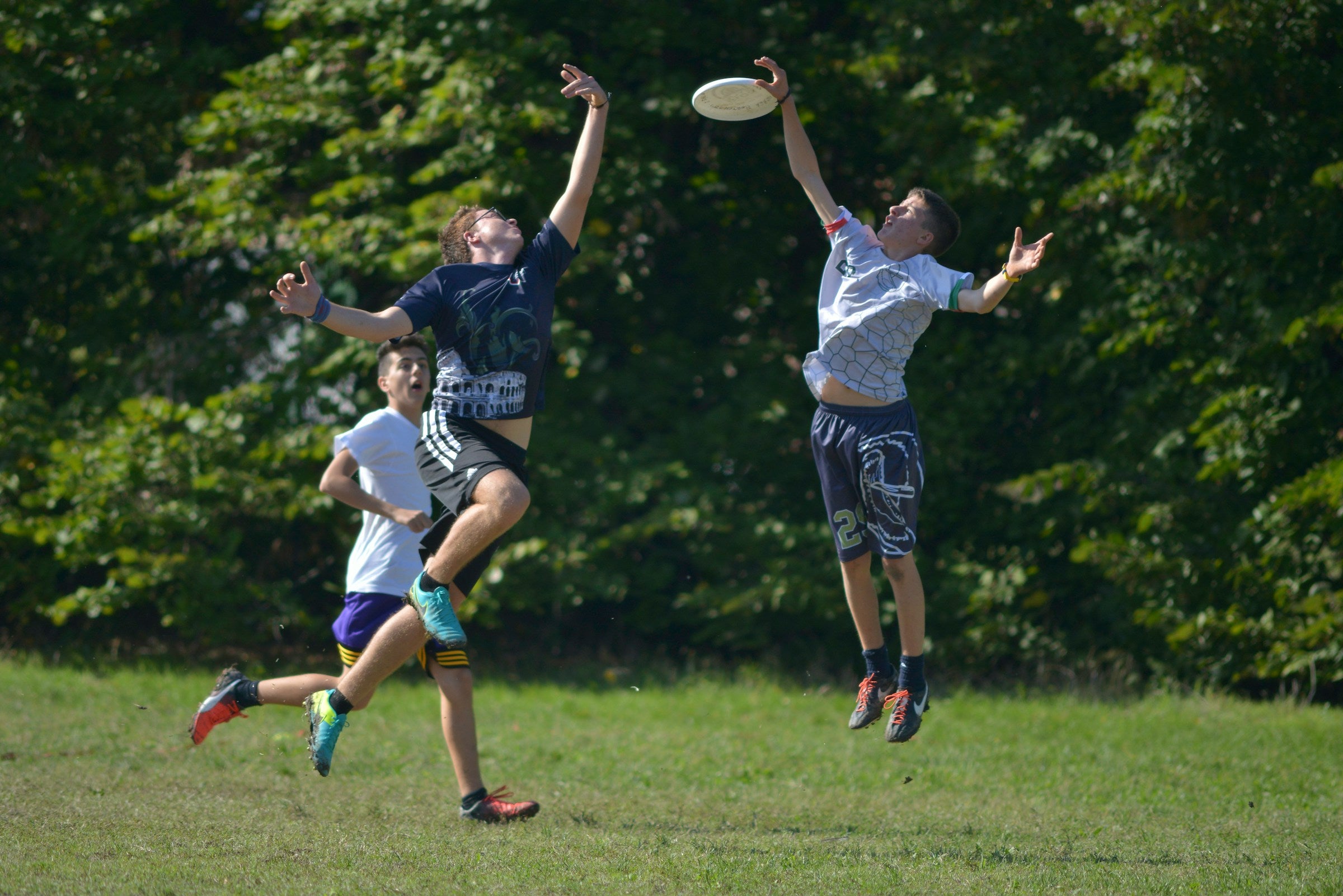 Børn spiller Ultimate med en frisbee