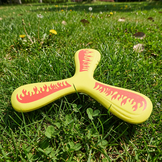 Wikz WindRider EVA boomerang Flame i gul og rød, vist på jorden i park