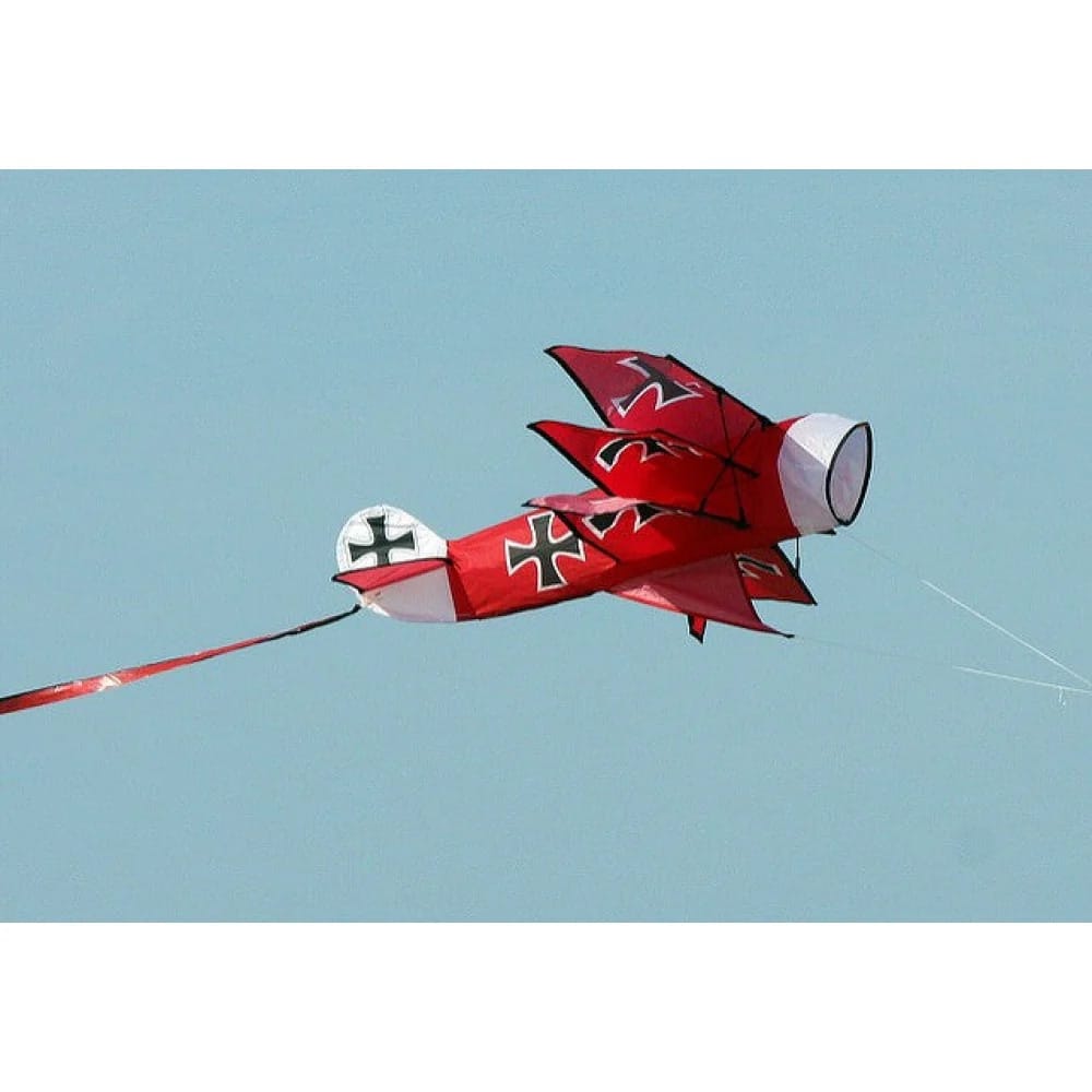 X Kites 3D Red Baron er kommet i luften. Med sin røde krop med et sort kors på alle tre vinger på hver side af sin krop og det hvide haleror.