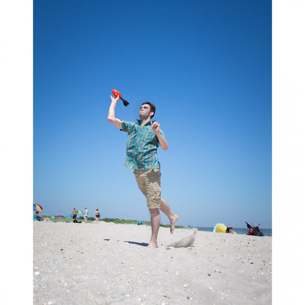 Mand leger med Rocket XL Kastehyl på strand