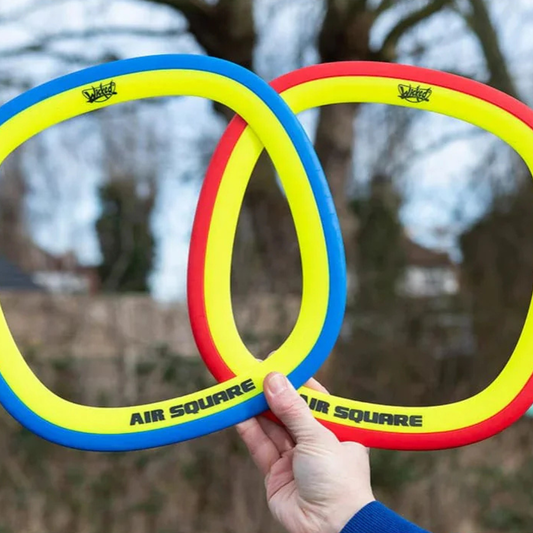 Wicked Air Square vises frem. En i blå og en anden i rød. De har hul i midten.