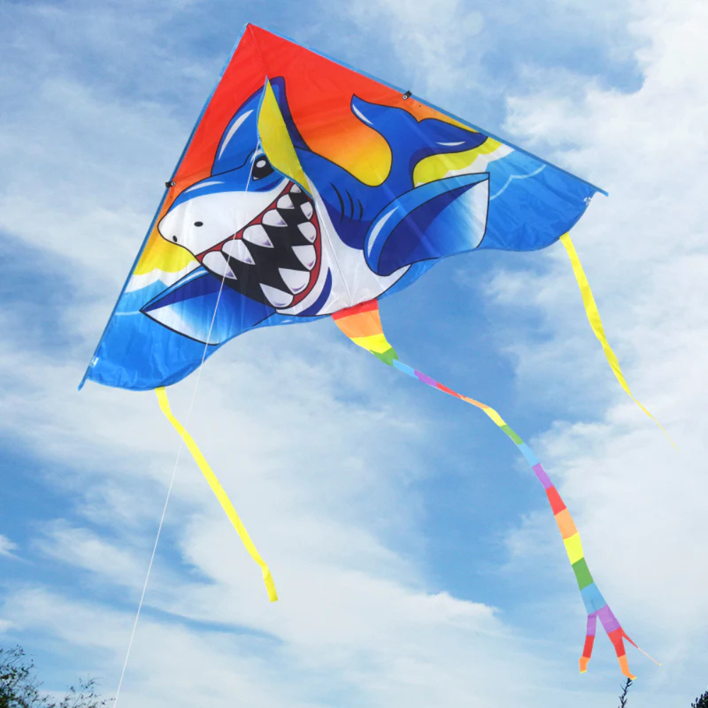Wikz Haj drage i blå, rød og gul design, flyvende mod blå himmel