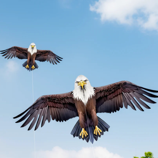 Wikz Ørn Drage i naturtro brun farve, flyvende mod blå himmel