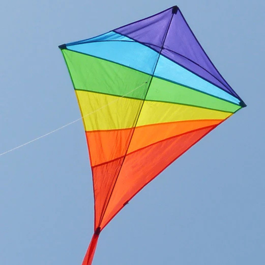 Wikz Ventus regnbue drage i klassisk diamantform, vist på hvid baggrund