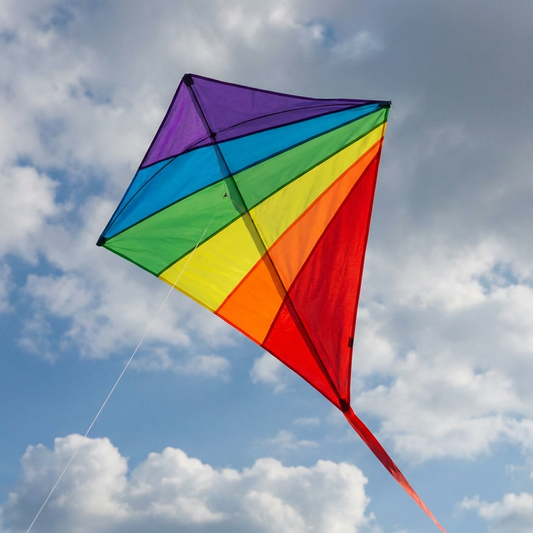 Wikz Ventus regnbue drage i klassisk diamantform, vist mod himlen med skyer